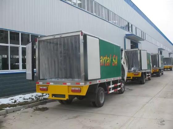 Dongfeng 4x2 3-5ton refrigerator van truck